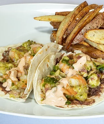 Tacos de camarón estilo tex-mex con tortilla de harina